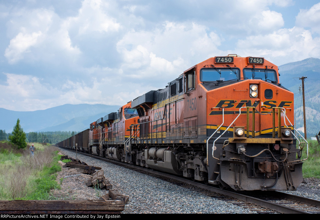 BNSF 7450 leads an empty coal train east at Belknap 